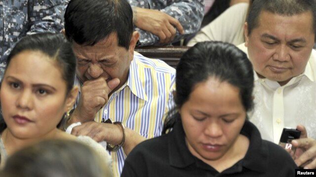 Former Maguindanao Governor Andal Ampatuan Sr. (back 2nd L) attends the arraignment of his electoral sabotage case at a regional trial court in Pasay, east of Manila, March 26, 2012.
