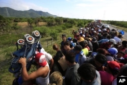 Miles de migrantes centroamericanos continúan travesía para llegar a EE.UU.