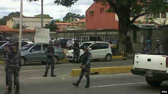 "Policia rodea la Clinica Bariná donde estoy siendo atendido", Lorent Saleh.