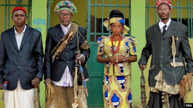 Delegação de autoridades tradicionais da Lunda-Norte e Lunda-Sul (da esquerda para a direita): Regedor Mwambumba, Regedor Zovo, Mwanitete e MwaCapenda Camulemba (Foto: Maka Angola)