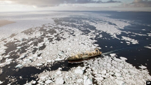 The Nisshin Maru trying to outrun the Steve Irwin by going through heavy ice