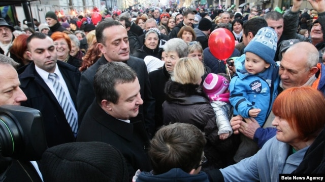 Premijer Srbije Ivica Dačić i predsednik Skupštine grada Aleksandar Antić sa građanima u Ulici otvorenog srca