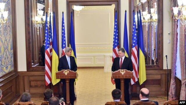Tổng thống Ukraine Petro Poroshenko và Ngoại trưởng Mỹ John Kerry trong cuộc họp báo chung tại Kyiv, ngày 5/2/2015.