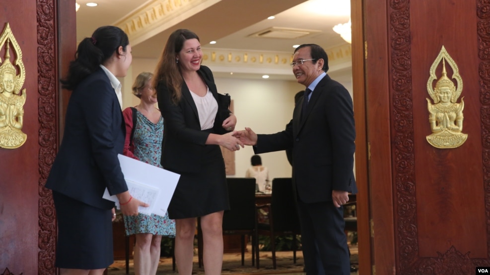 លោកស្រី Anna Maj Hultgård ឯកអគ្គរាជទូតស៊ុយអែតប្រចាំព្រះរាជាណាចក្រកម្ពុជាដើរចេញពីបន្ទប់ប្រជុំ បន្ទាប់មានកិច្ចប្រជុំជាមួយរដ្ឋមន្ត្រីក្រសួងការបរទេសទើបតែងតាំងថ្មីលោកប្រាក់ សុខុន នៅរាជធានីភ្នំពេញ កាលពីថ្ងៃទី៥ ខែឧសភា ឆ្នាំ២០១៦។