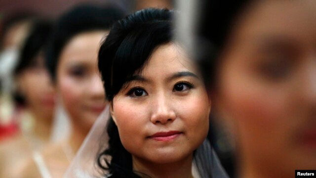 Trong những năm gần đây, hàng ngàn cô dâu được đưa vào Trung Quốc mỗi năm từ các nước láng giềng, như Thái Lan, Campuchia, Lào, Việt Nam, Miến Điện và Bắc Triều Tiên để thỏa mãn nhu cầu của những nông dân ế vợ.