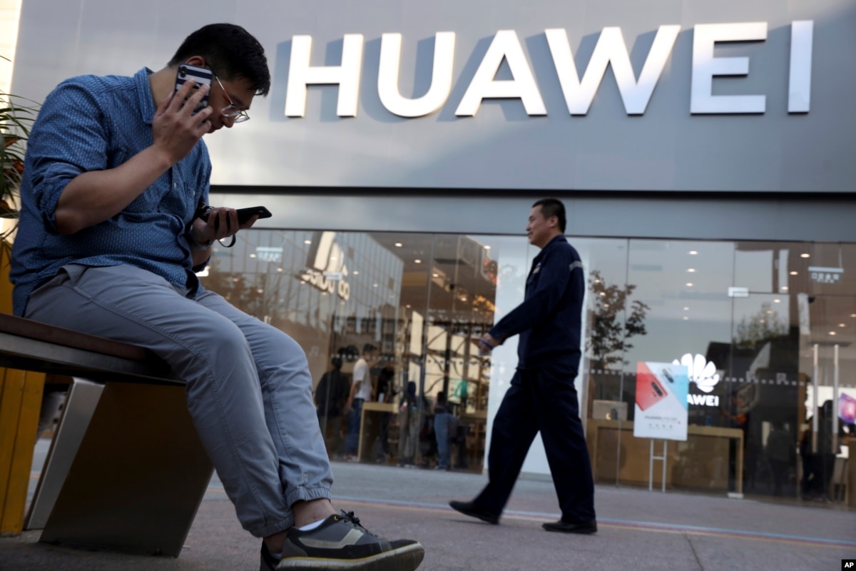 Más empresas suspenden venta de teléfonos Huawei