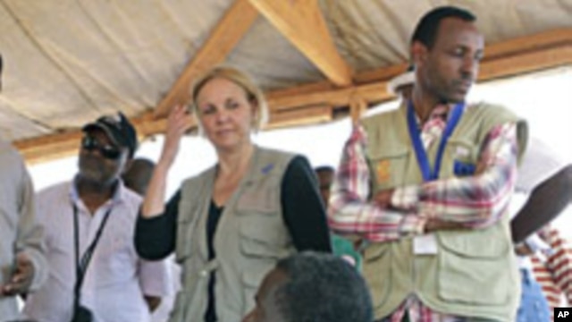 UN World Food Program Executive Director Josette Sheeran meets newly arrived Somali refugees at the Dadaab refugee camp, near the Kenya-Somalia, July 23, 2011