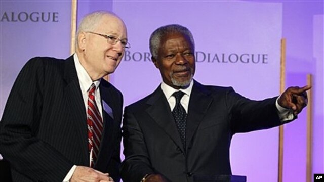 Former U.N. Secretary-General Kofi Annan with World Food Prize president Kenneth Quinn in Des Moines, Iowa, Oct. 2010 (file photo).