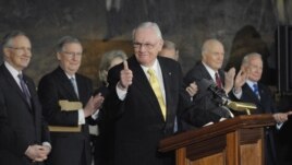Neil Armstrong s'exprimant au Congrès après avoir reçu la Médaille d'or du Congrès