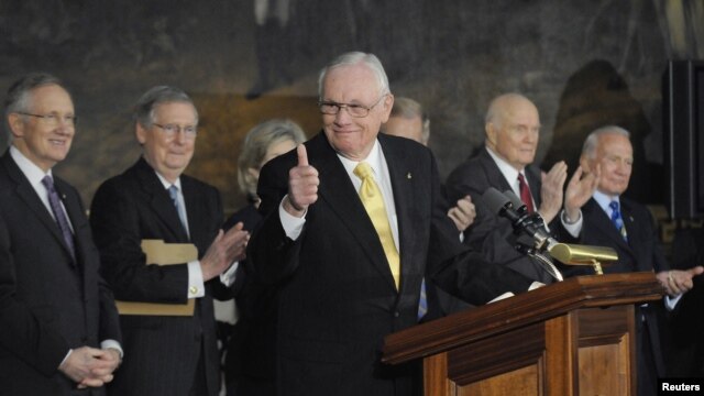 Neil Armstrong s'exprimant au Congrès après avoir reçu la Médaille d'or du Congrès