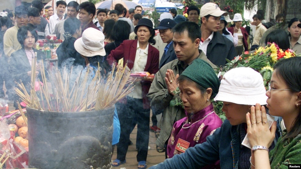 Tiến sĩ Nguyễn Phương Mai nói, khi người dân thấy trong đời sống thực của họ cái gì cũng có thể mua được, thậm chí nếu không mua được bằng tiền thì sẽ mua được bằng rất nhiều tiền, thì điều đó cũng đã lan vào cả trong chùa chiền.