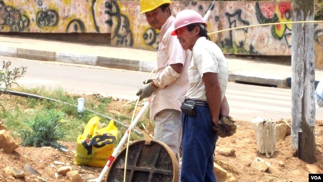 Trabalhadores chineses no Kuando Kubango (VOA / A. Capalandanda)