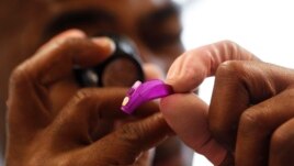 A technician adjusts the controls on a hearing device (file photo).