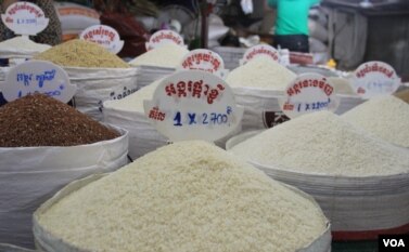 រូបឯកសារ៖ នេះជាប្រភេទអង្ករដែលបានដាក់លក់នៅតូបមួយក្នុងផ្សារអូរឬស្សី កាលពីថ្ងៃទី៣០ កក្កដា ឆ្នាំ២០១៥។ (ប៉ាង ចំណាន/VOA)