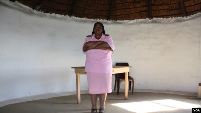 Nurse Esther Zonke inside the empty hut that’s used as a rudimentary clinic (D Tayor./VOA)