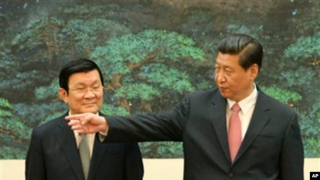 Chủ tịch nước Việt Nam Trương Tấn Sang gặp Chủ tịch Trung Quốc Tập Cận Bình tại Sảnh đường Nhân dân ở Bắc Kinh, ngày 19/6/2013.