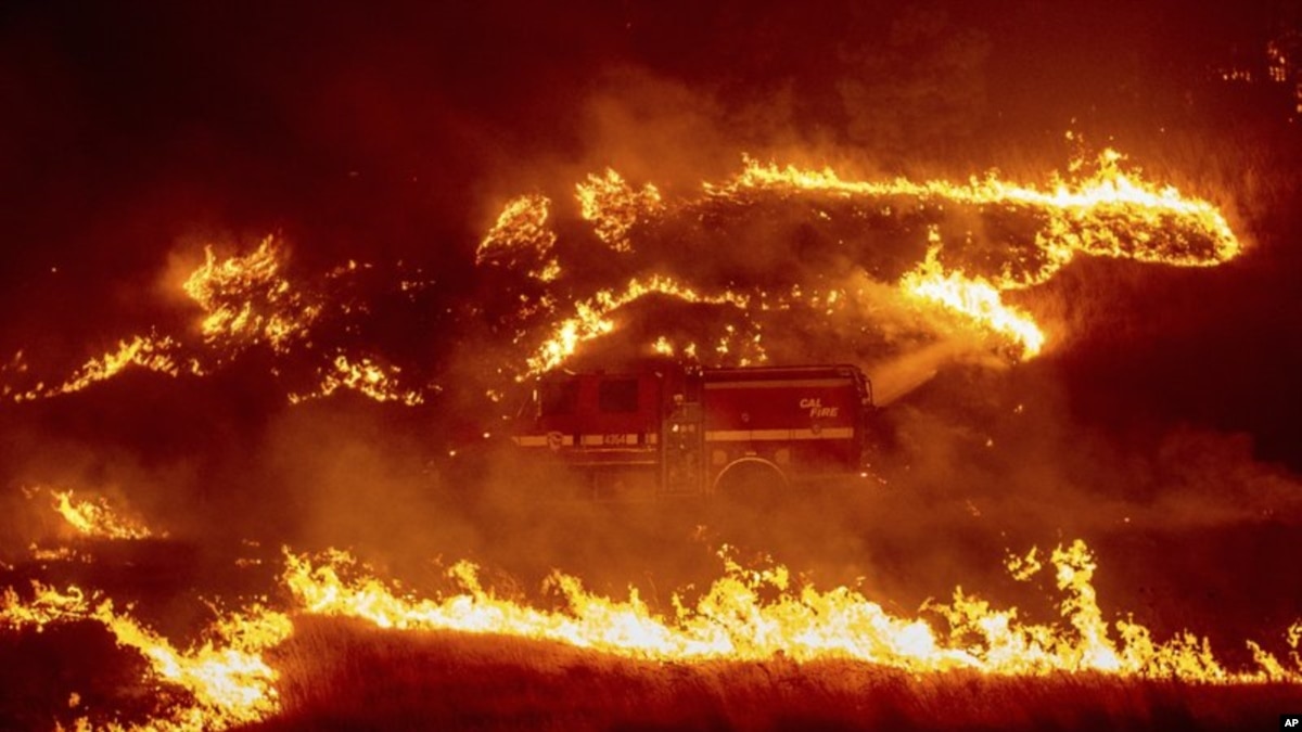 Incendio obliga a cerrar tramo de autopista en California
