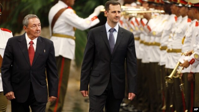 Bashar al Asad durante una visita a Cuba en junio del 2010. El dictador sirio podría estar buscando un lugar donde refugiarse en Latinoamérica.