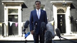 Ông Romney nói chuyện với phóng viên báo chí sau các cuộc hội đàm với các giới chức cao cấp của Anh