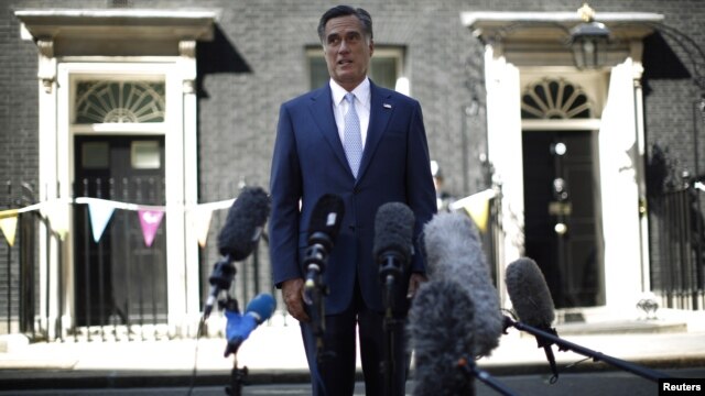 Ông Romney nói chuyện với phóng viên báo chí sau các cuộc hội đàm với các giới chức cao cấp của Anh