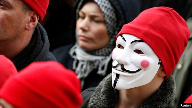 En esta foto de archivo, un manifestante usa una máscara de Guy Fawkes durante una manifestación en Carhaix, en el occidente de Francia.  Nov. 30, 2013. 