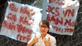 Hai biểu ngữ được viết bằng máu trên tấm vải trắng: “Đi chết đi ĐCS VN bán nước” và “Tàu khựa cút khỏi Biển Đông” (ảnh: Danlambao)<br /><br /><br />
 