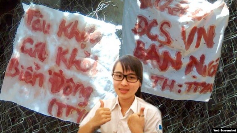 Hai bi Ãu ng ï ° ãc vi ¿t b ±ng máu trên t ¥m v £i tr ¯ng: i ch ¿t i CS VN bán n ° Ûc và Tàu kh ña cút kh Ïi Bi Ãn ông ( £nh: Danlambao)