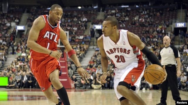 Tracy McGrady (trái) trong một trận đấu tại Toronto, ngày 31/1/2012