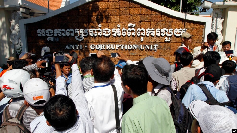 រូបឯកសារ៖ អ្នកសារព័ត៌មានព្យាយាមសុំសម្ភាសមេដឹកនាំសកម្មជនសិទ្ធិមនុស្ស ក្នុងអំឡុងពិធីហែរក្បួននៅមុខអង្គភាពប្រឆាំងអំពើពុករលួយ នៅរាជធានីភ្នំពេញ កាលពីថ្ងៃព្រហស្បតិ៍ ទី២៩ ខែមេសា ឆ្នាំ២០១៤។ (AP Photo/Heng Sinith)