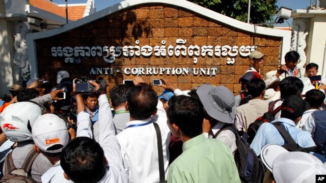 រូបឯកសារ៖ អ្នកសារព័ត៌មានព្យាយាមសុំសម្ភាសមេដឹកនាំសកម្មជនសិទ្ធិមនុស្ស ក្នុងអំឡុងពិធីហែរក្បួននៅមុខអង្គភាពប្រឆាំងអំពើពុករលួយ នៅរាជធានីភ្នំពេញ កាលពីថ្ងៃព្រហស្បតិ៍ ទី២៩ ខែមេសា ឆ្នាំ២០១៤។ (AP Photo/Heng Sinith)