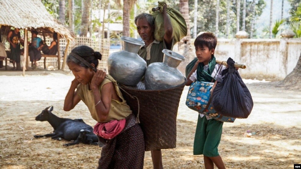 ဘူးသီးေတာင္ၿမိဳ႕ ေခတၱကယ္ဆယ္ေရးစခန္းကို လာေရာက္ ခိုလံႈေနၾကသူ ဒုကၡသည္မ်ား။ ( ၂၀၁၆ခုႏွစ္)