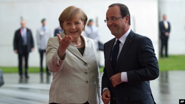 German Chancellor Angela Merkel welcomes French President Francois Hollande at the chancellery in Berlin, Germany, May 15, 2012. 