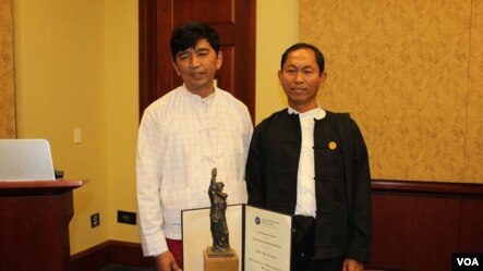 ကိုမင္းကိုႏုိင္နဲ႔ ကိုကိုႀကီး အေမရိကန္အေျခစိုက္ NED ႐ံုးကို သြားေရာက္စဥ္ (၄ ဇြန္ ၂၀၁၃)