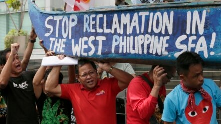 Người biểu tình Philippines mang biểu ngữ đứng trước tòa đại sứ Trung Quốc ở Manila để phản đối các hoạt động xây dựng của Bắc Kinh ở Biển Đông.  