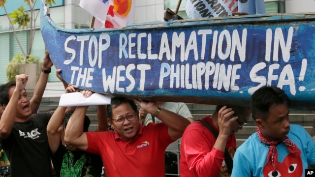Người Philippines biểu tình trước lãnh sự quán Trung Quốc ở Makati mang theo một chiếc thuyền sơn khẩu hiệu phản đối hành động của Trung Quốc ở Biển Đông, ngày 3/7/2015.