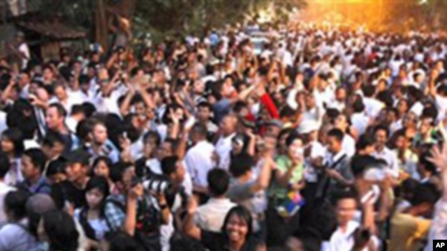 Supporters of Burma's pro-democracy leader Aung San Suu Kyi celebrate outside her home after her release from house arrest in Rangoon, 13 Nov 2010.