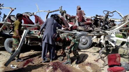 Petugas keamanan mengumpulkan bukti-bukti di dekat kendaraan yang hancur akibat ledakan bom di Quetta (23/5). Sedikitnya 11 personel keamanan dan dua warga sipil tewas dalam insiden tersebut.