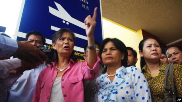Opposition lawmaker Mu Sochua in front of Phnom Penh airport, file photo. 