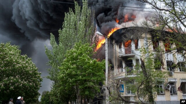 Trụ sở cảnh sát bị thiêu cháy ở Mariupol, miền đông Ukraine, 9/5/2014.