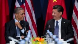 Tổng thống Barack Obama (trái) gặp Chủ tịch Trung Quốc Tập Cận Bình tại Hội nghị biến đổi khí hậu của Liên Hợp Quốc, ở Le Bourget, ngoại ô Paris, ngày 30/11/2015.