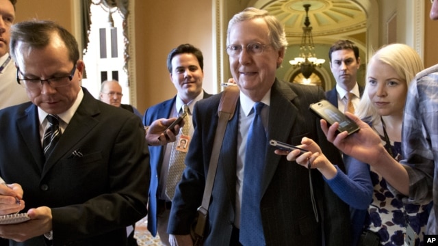 Senator Partai Republik, Mitch McConnell (tengah) dikerumuni wartawan yang menanyakan soal pembahasan jurang fiskal (30/12). (AP)