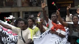 Abalandeli be Women of Zimbabwe Arise (WOZA) benza abakujayeleyo ezitaladini zeBulawayo.