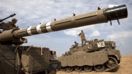 Binh sĩ và xe tăng của Israel tại biên giới giáp Dải Gaza. 