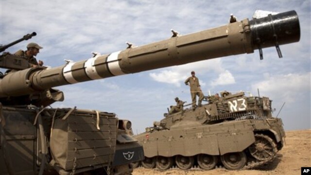 Binh sĩ và xe tăng của Israel tại biên giới giáp Dải Gaza. 