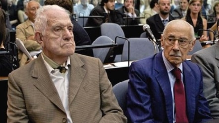 Les anciens dictateurs argentins, Jorge Rafael Videla (droite), et Reynaldo Benito Antonio Bignone, lors de leur procès pour crimes contre l'humanité; Buenos Aires, Argentine, 28 février 2011
