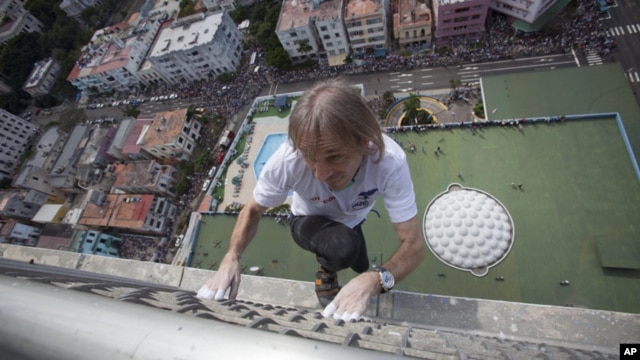 Con 50 años, Alain Robert se ha hecho famoso escalando a mano limpia los edificios más altos del mundo.