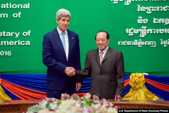 U.S. Secretary of State John Kerry, left, shakes hands with Cambodian Foreign Minister and Deputy Prime Minister Hor Namhong before a bilateral meeting at the Ministry of Foreign Affairs in Phnom Penh, Cambodia, Jan. 26, 2016.