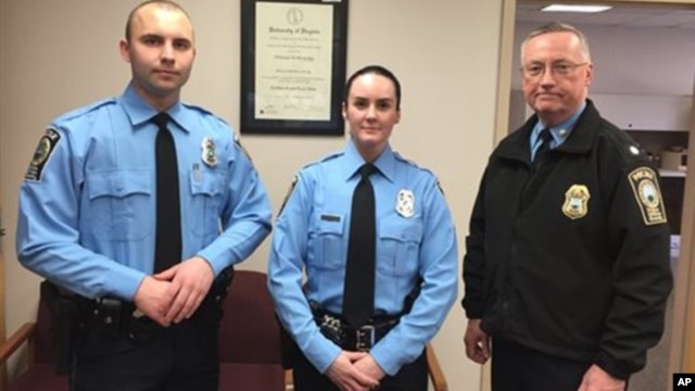 La oficial de policía, Ashley Guindon (centro), fue baleada el sábado por la tarde en Woodbridge, Virginia, durante su primer día de trabajo.