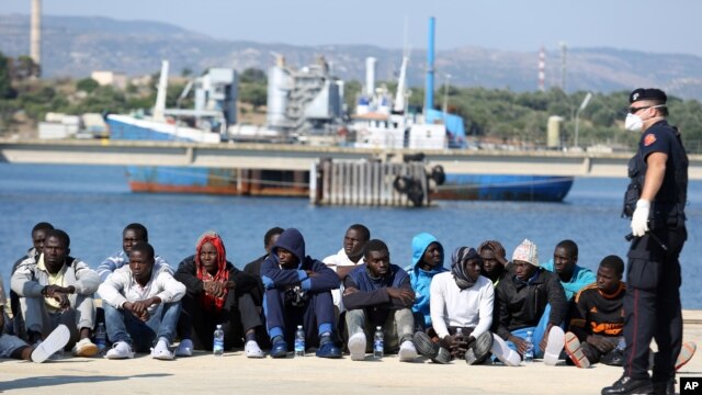 Inmigrantes africanos son revisados por las autoridades luego de ser rescatados en aguas del Mediterráneo y llevados al puerto siciliano de Augusta.