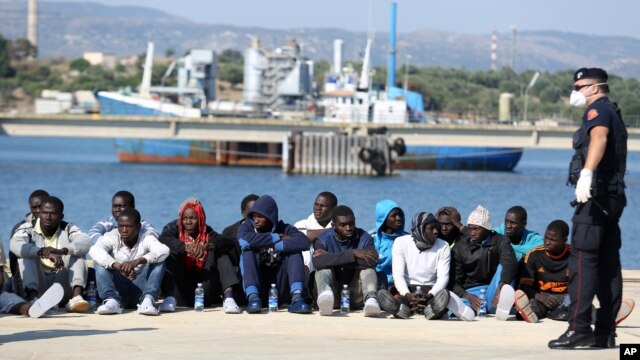 Di dân chờ kiểm tra sau khi rời khỏi tàu Cảnh sát biển Ý đến thành phố Augusta trên đảo Sicily ngày 3/6/2015. Một tàu tuần duyên Ý đã cập cảng Augusta trên đảo Sicily hôm 13/5/2016, mang theo 340 người di dân vừa được cứu trên biển Địa Trung Hải.